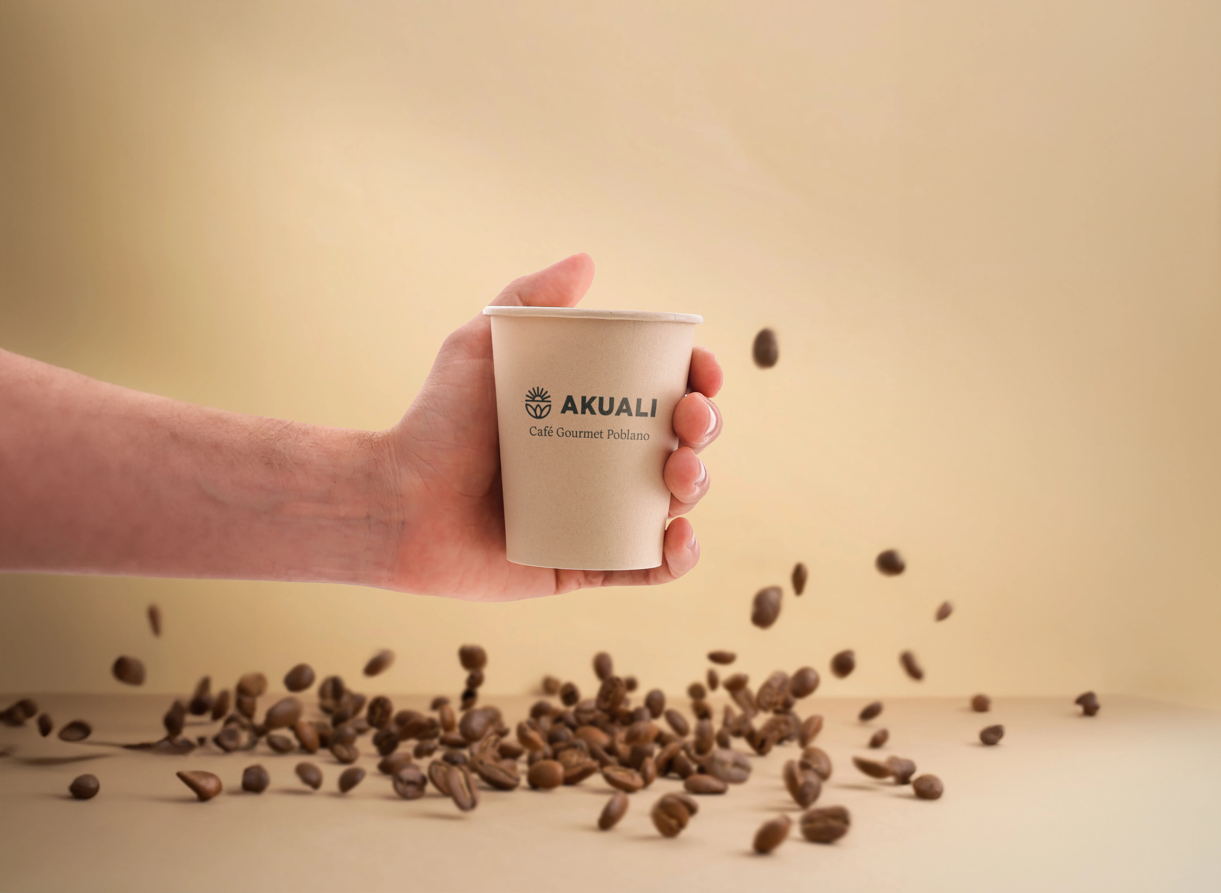 Infusión caliente en taza de vidrio